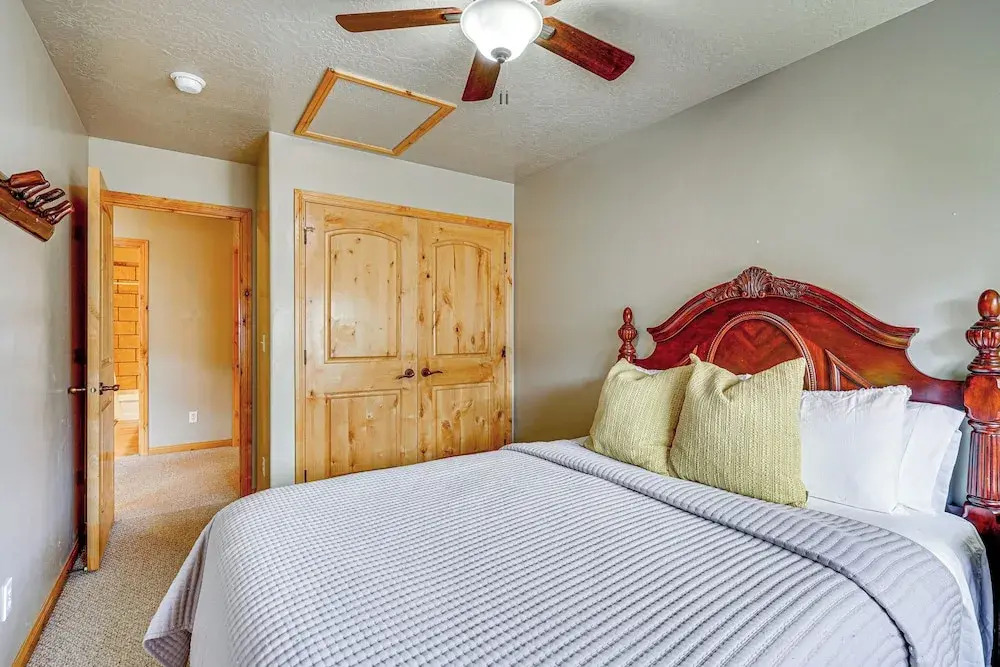 Hot Tub & Mtn-view Deck: Townhome in Eden