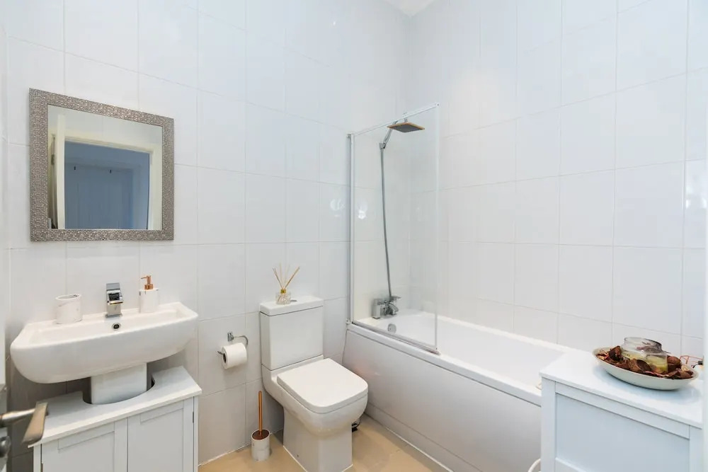 Modern 3BD House Near Heathrow and Tube Station