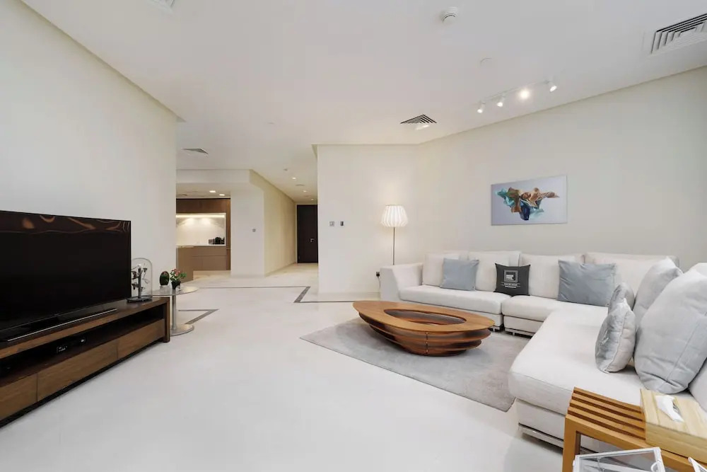 Maison Privee - Urban Apt in Dubai Marina w/ Partial Sea Views