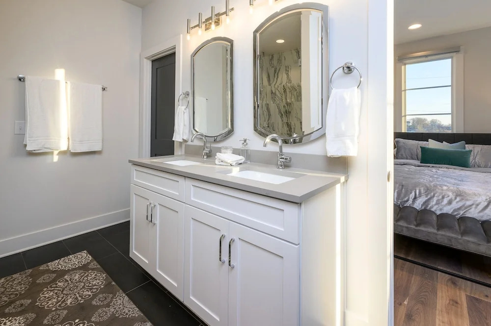 New Listing! Luxe New-build W/ Rooftop Lounge 3 Bedroom Townhouse