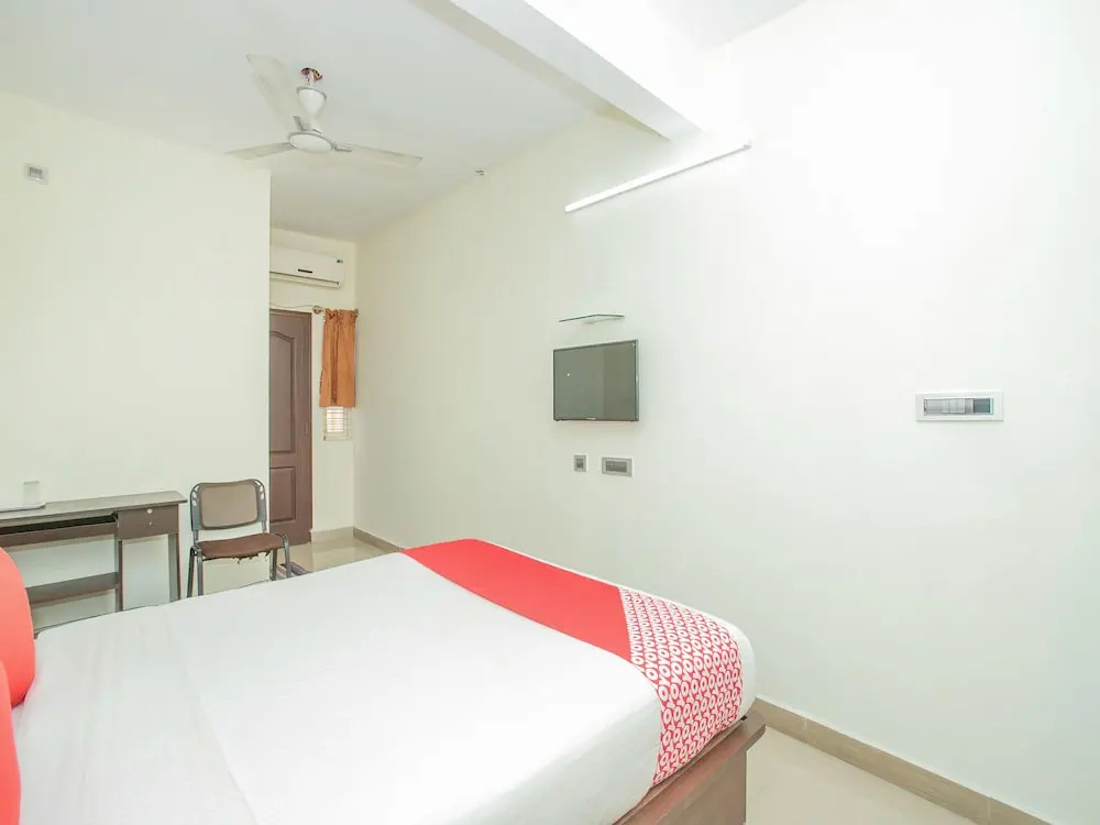 OYO 13170 Sky Suites