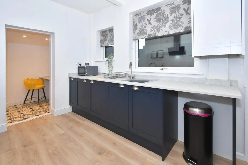 Elm House by YourStays - 3 Bedroom - Modern Home in Crewe