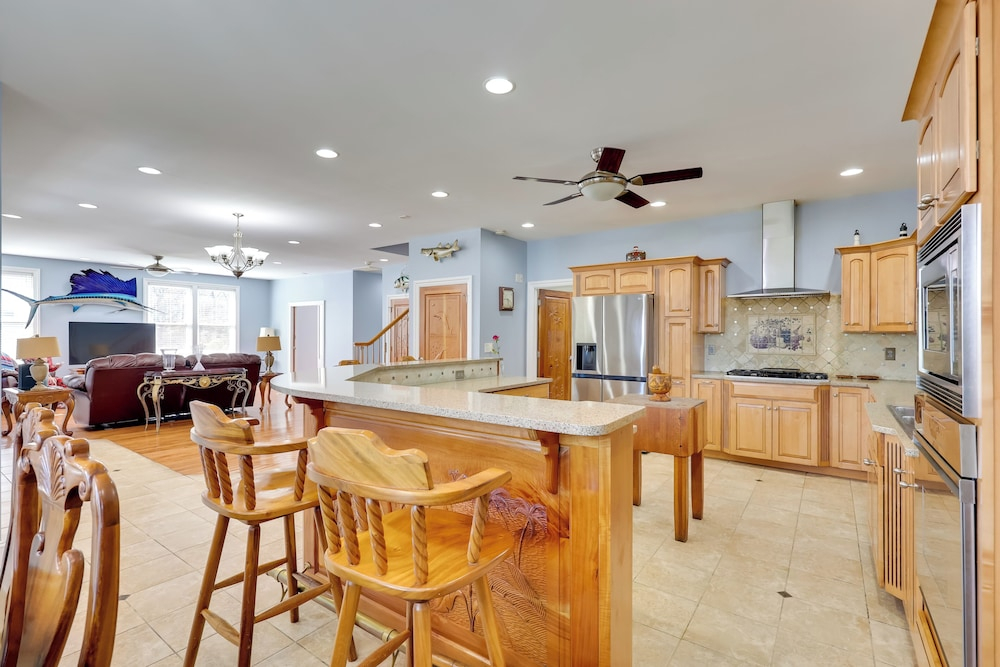 2nd-floor Unit w/ Deck! 1 Mi to Carolina Beach