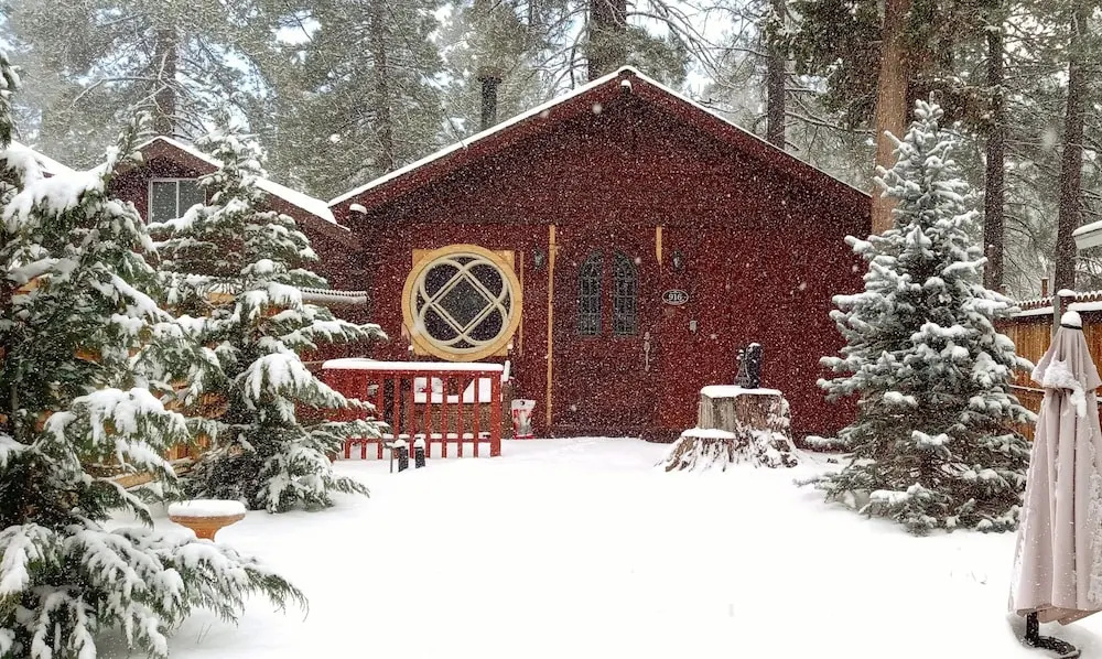 Romantic Crystal Cabin - Cozy And Beautifully Wooded Getaway Cabin With Hot Tub And A Fenced Yard! 1 Bedroom Cabin