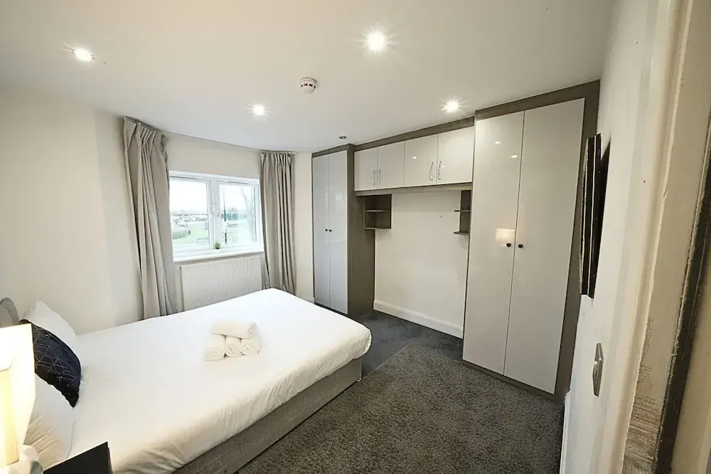HEATHROW AIRPORT apartments-FREE parking-Free underground to and from Heathrow-30 min central London