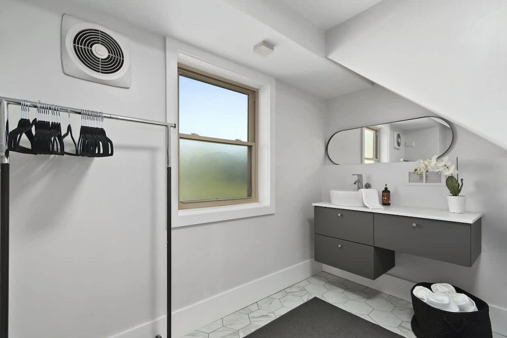Modern 1BR w Workspace Walk to Shops Parks
