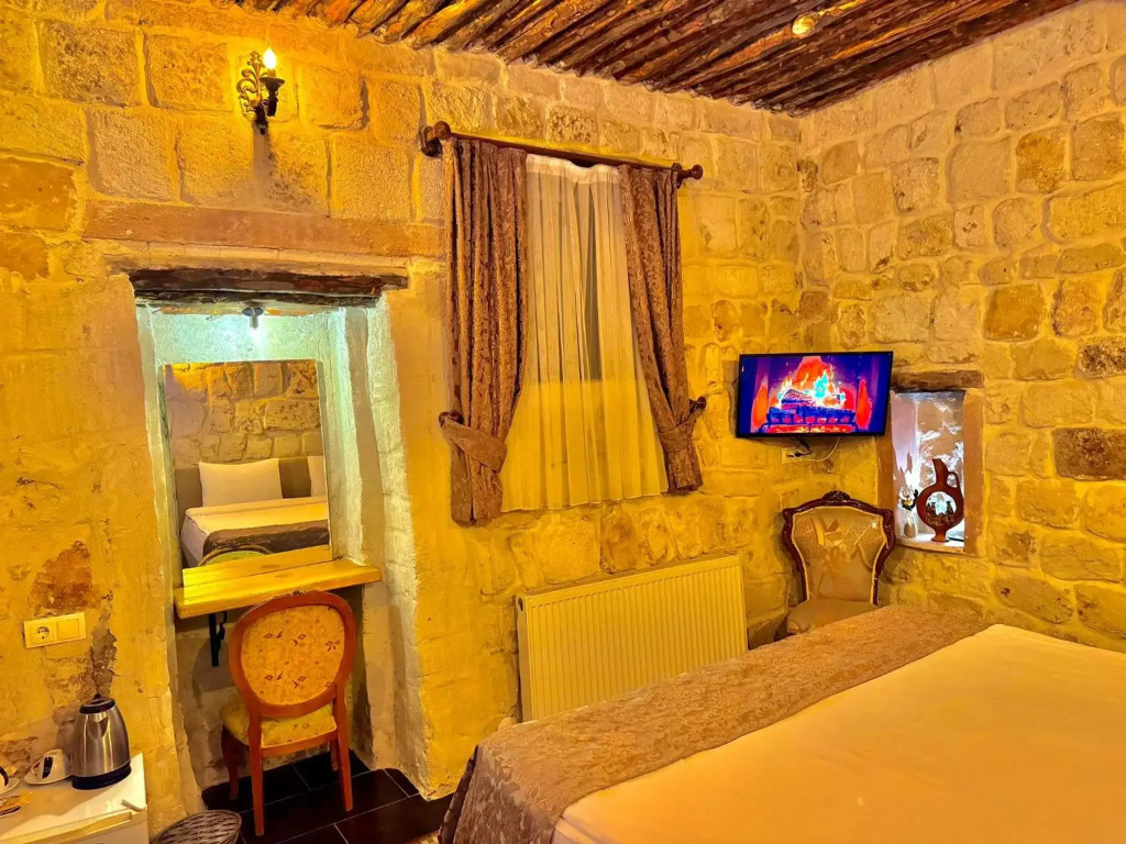 THE RED HORSE HOTEL