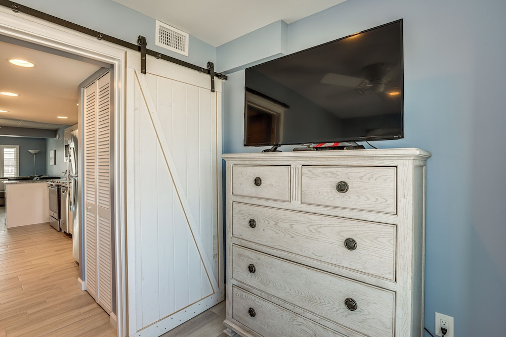 Oceanside Retreat in Mantoloking: Walk to Beach!