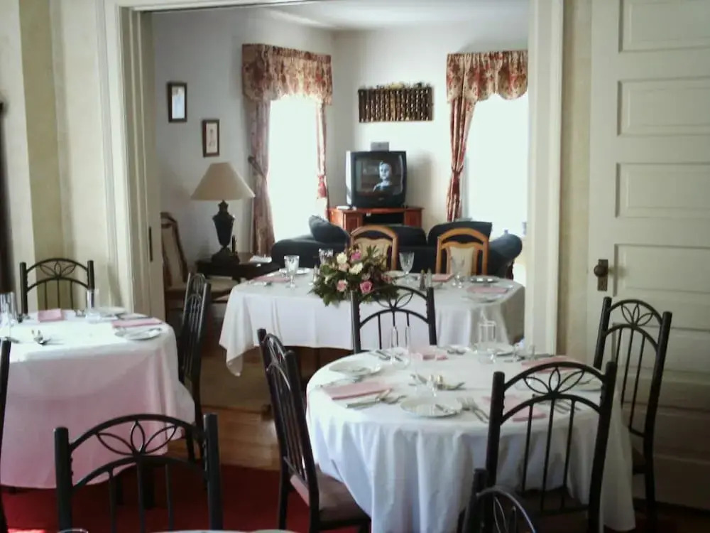 Отель Джирарда Four Creeks Bed & Breakfast