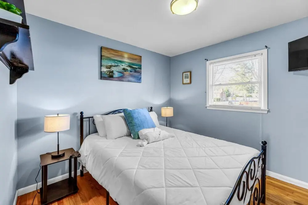Stay Awhile Charming Greensboro House Close to Must-See Places