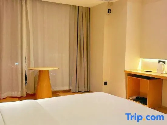 Yijia International Chain Hotel (Wuhan high-speed railway station Happy Valley)