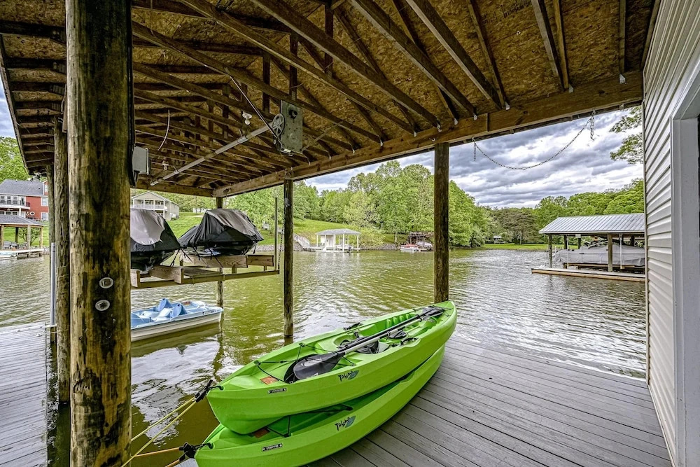 Lake Lovers Delight - Lakefront Home With Private Dock & Pool Table - Dogs OK