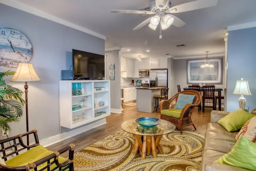 Breezy Bungalow 2 Bedrooms 2 Bathrooms Condo