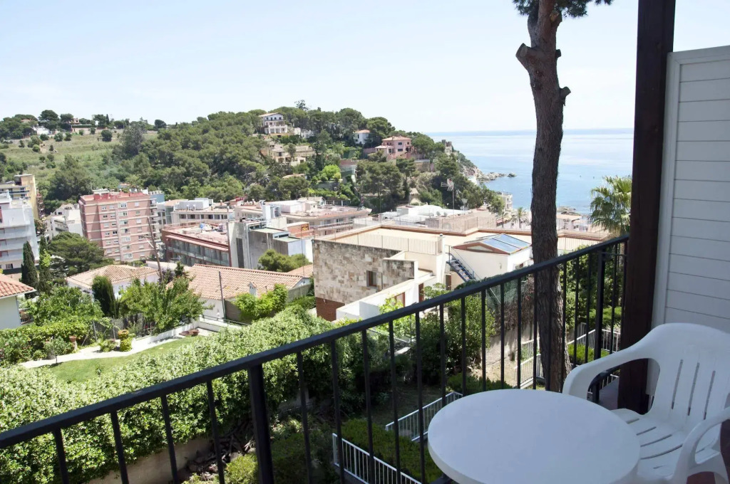 Hotel Roger de Flor by Seleqtta