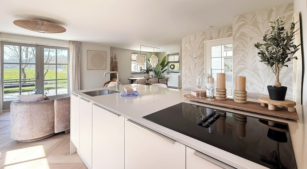 Villa With Expansive Sunny Garden