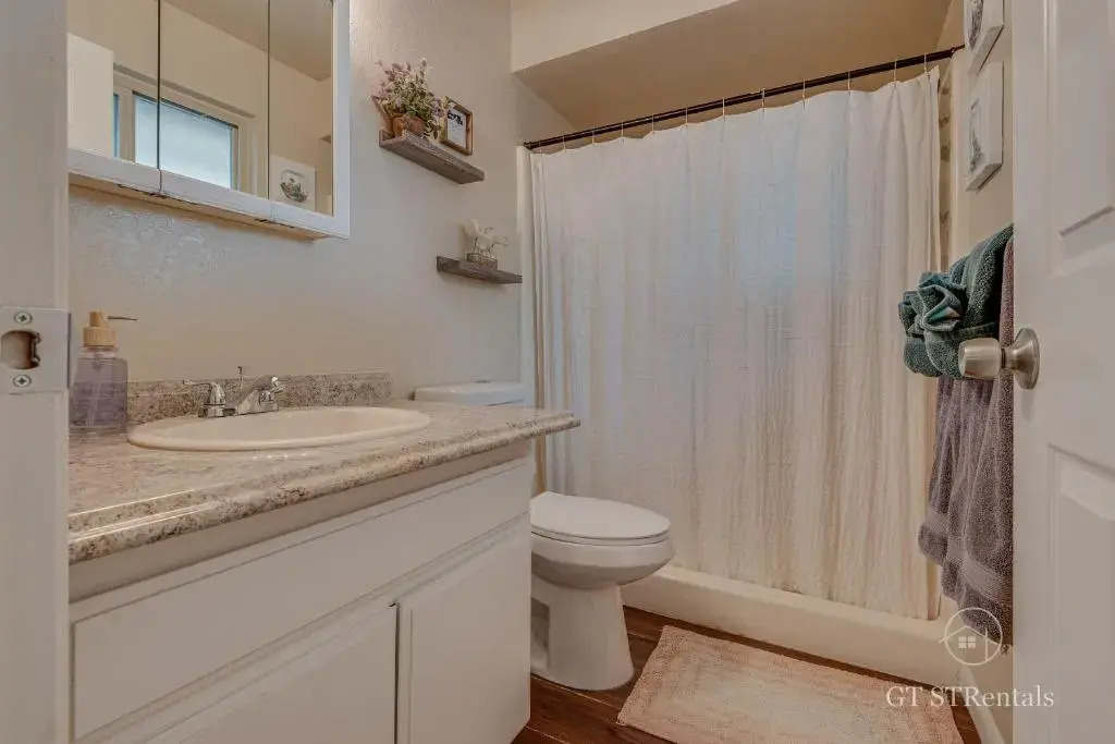 A WAVE FROM IT ALL - Pet & Family Friendly Home with Beautiful Views!