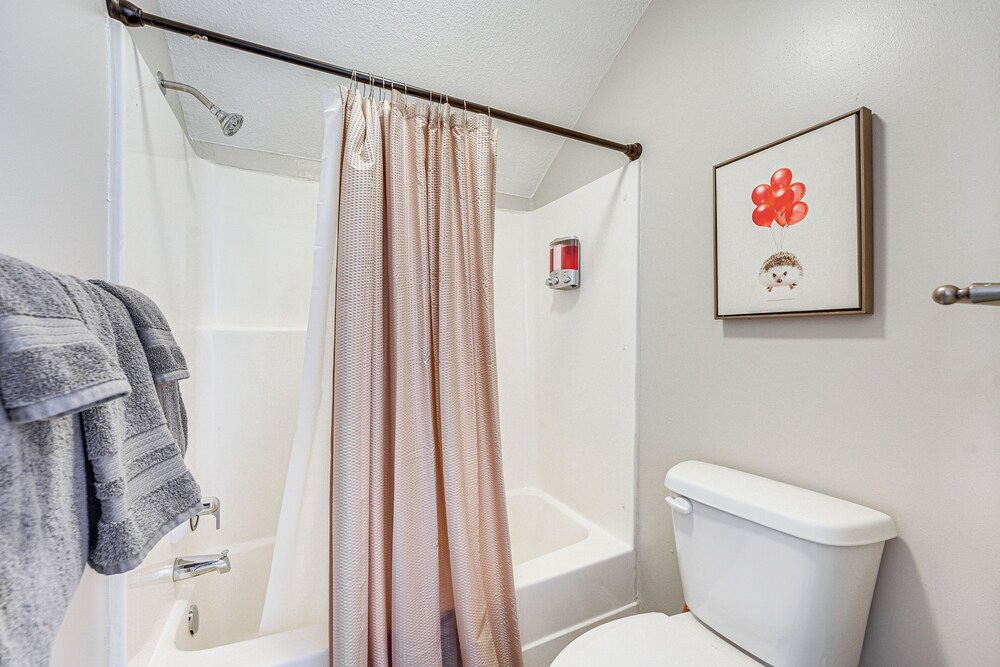 Marina Views & Cozy Sunroom: Condo in Branson!