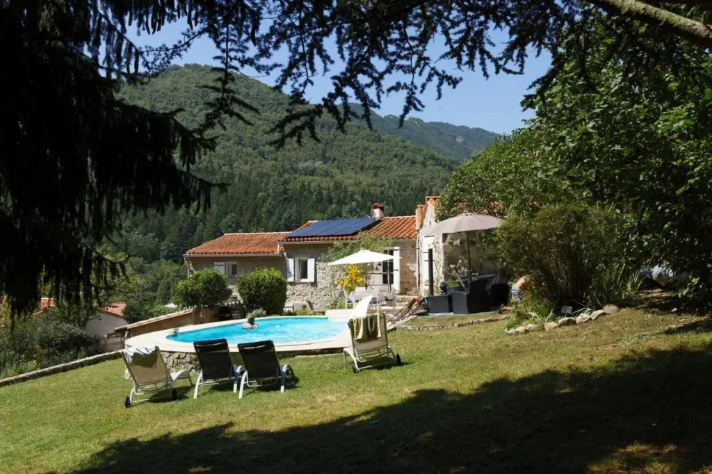 maison en pierre dans un écrin de verdure