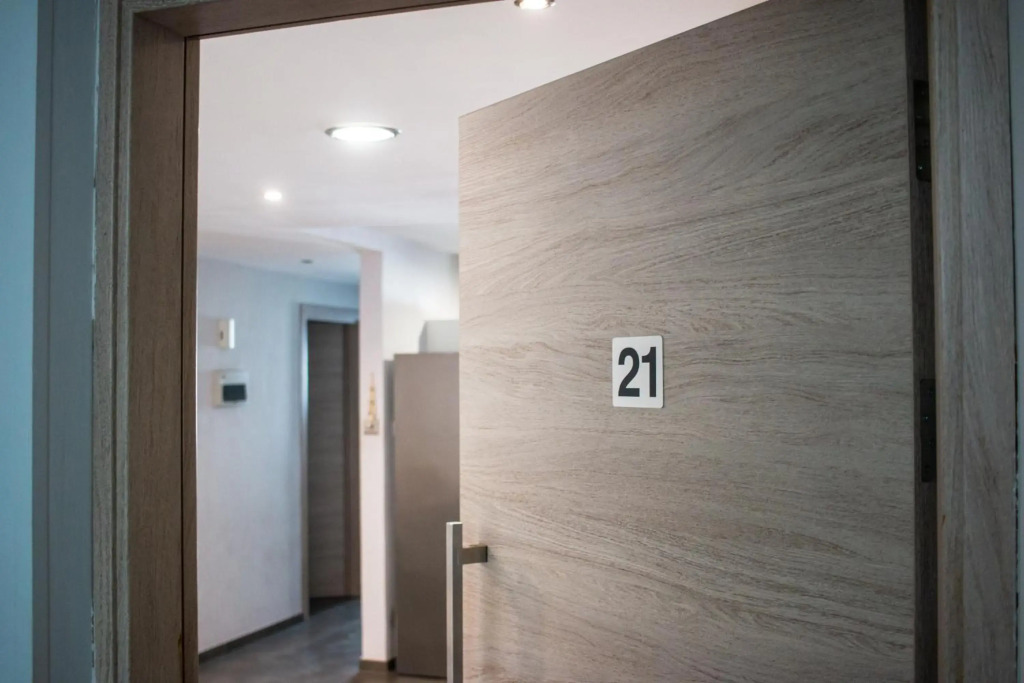 Renovated 2-bedroom flat with free parking, center