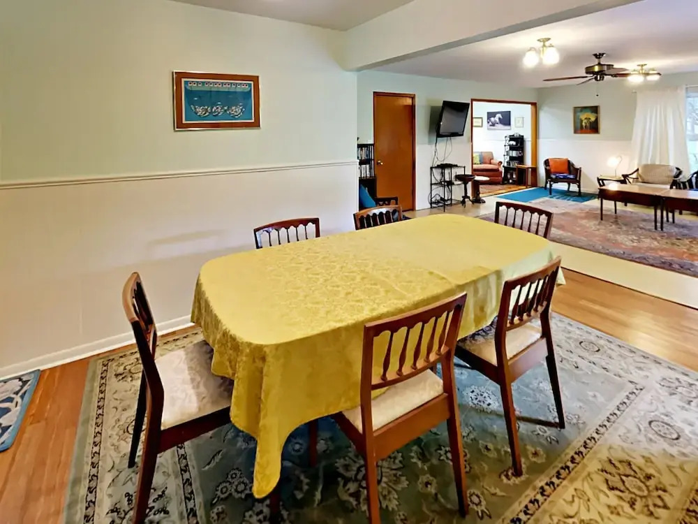 3BR 2BA Brentwood Home by RedAwning