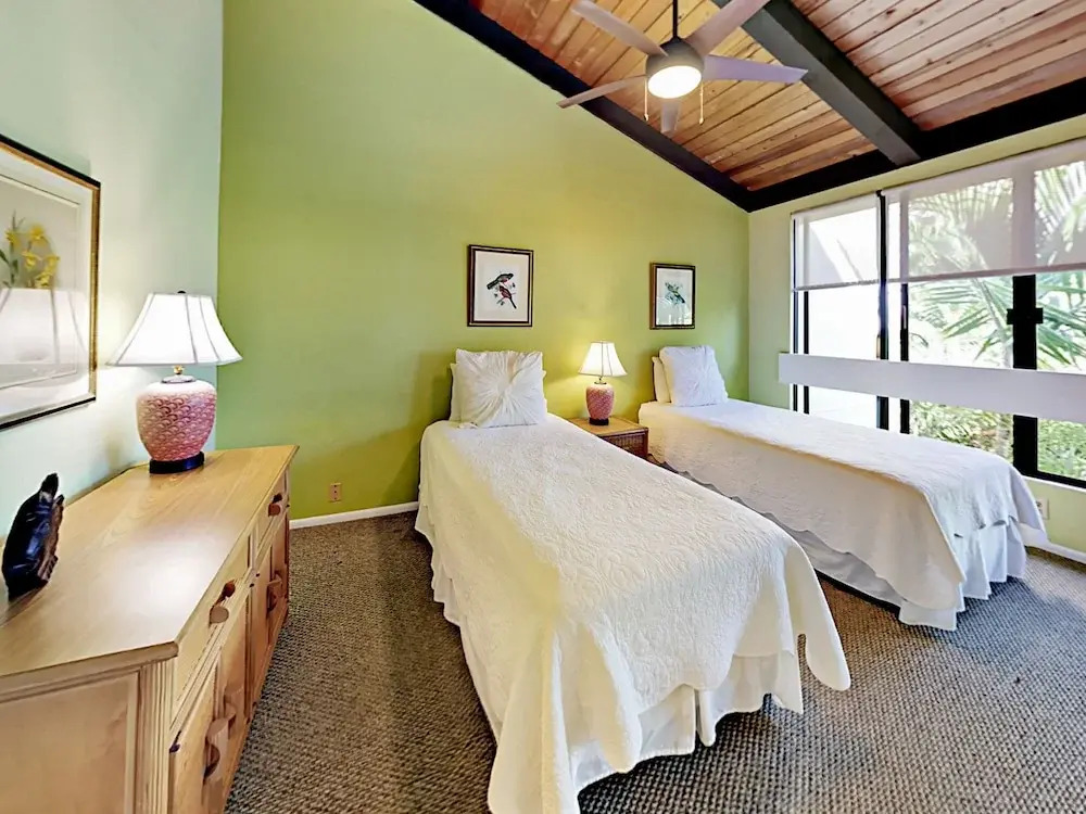Unobstructed Oceanfront! 2br + Loft W/ Lanai, Pool 2 Bedroom Condo