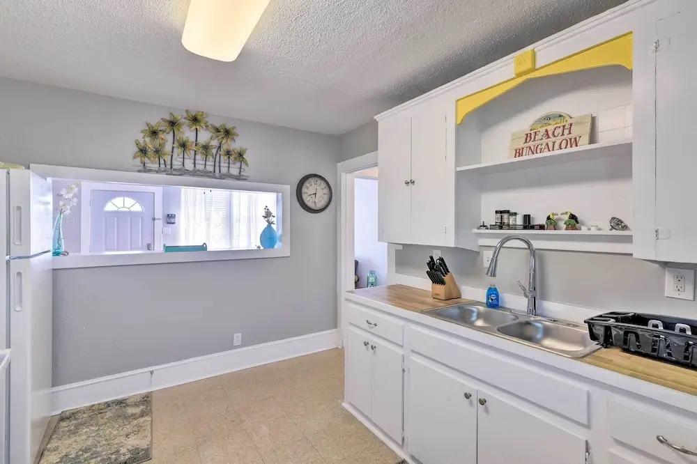 Walk to Beach: Breezy Galveston Apt w/ Deck!