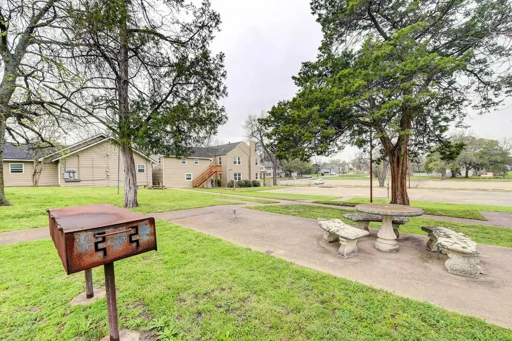 2 Mi to Magnolia Mkt: Cozy Retreat w/ Shared Yard