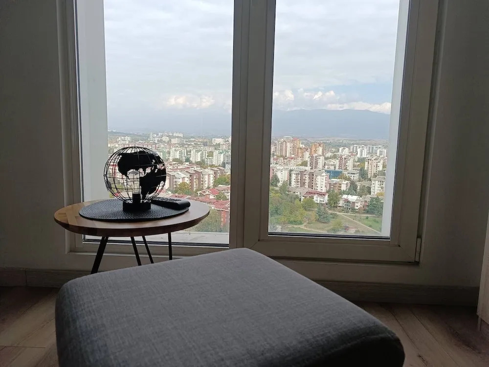 Luxury 19th Floor Condo With Pool, Gym & City View