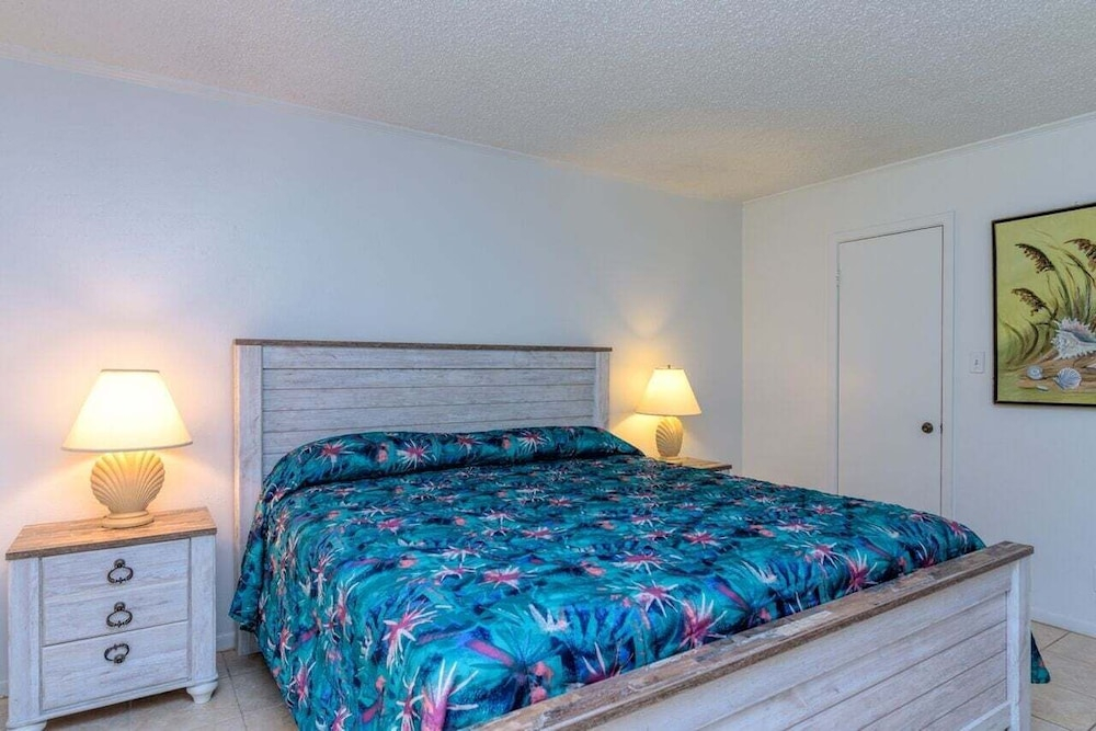 Tiki 123 - Steps To Beach Condo W/ Pools & Balcony 1 Bedroom Condo