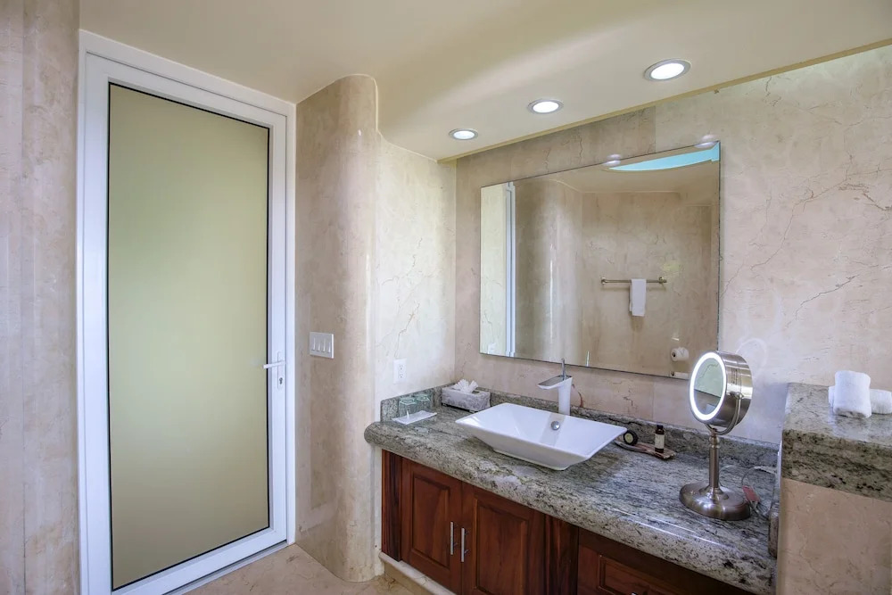 Fully Staffed, Beach frontage Luxury Villa
