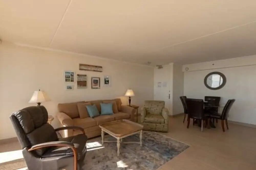37th Floor Condo with Sweeping Ocean Views & Free parking!