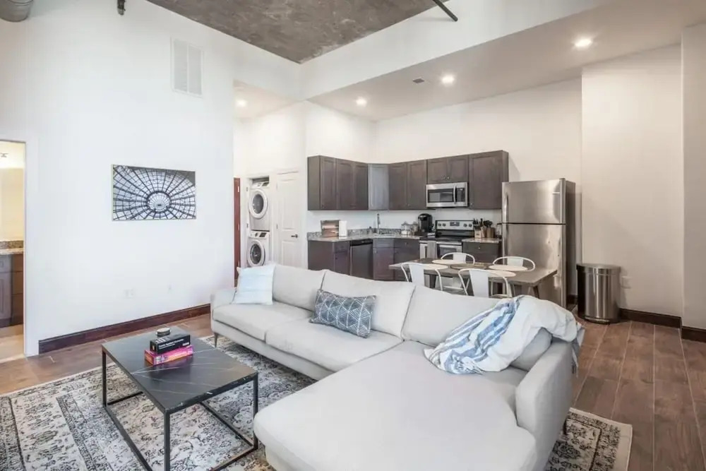 Sosuite 2BR Penthouse w W D Gym On-site Bar