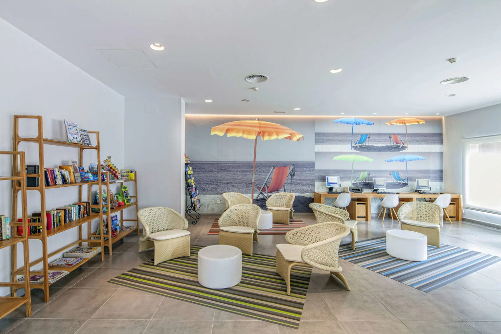 Отель Los Amigos Beach Club