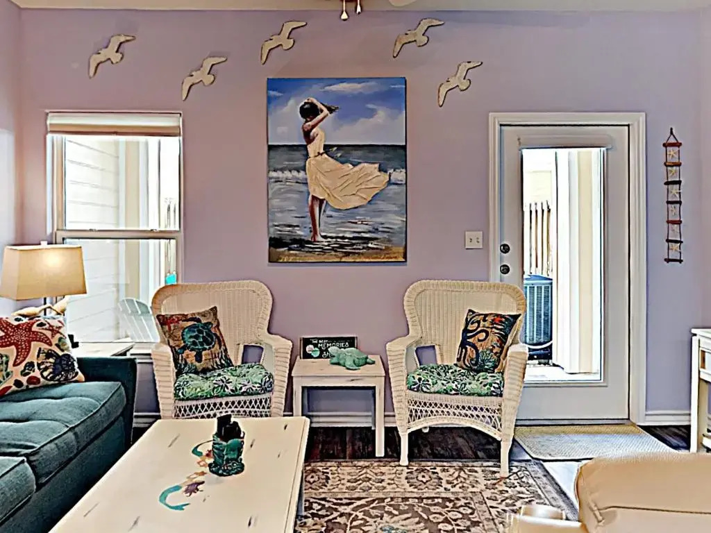 BC207 Beautifully Decorated Townhome, Heated Pool, 1 Minute to Beach