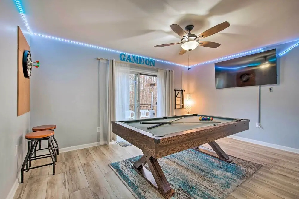Beautiful Pocono Lake Cottage w/ Game Room!