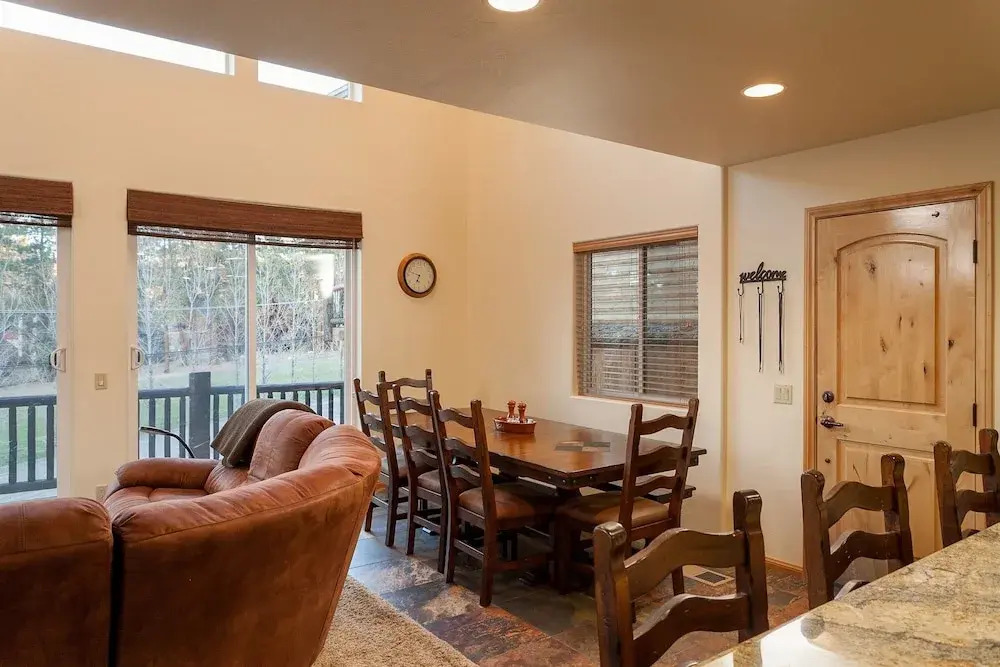 12 - Bear Mountain Chalet 4 Bedroom Home by Redawning