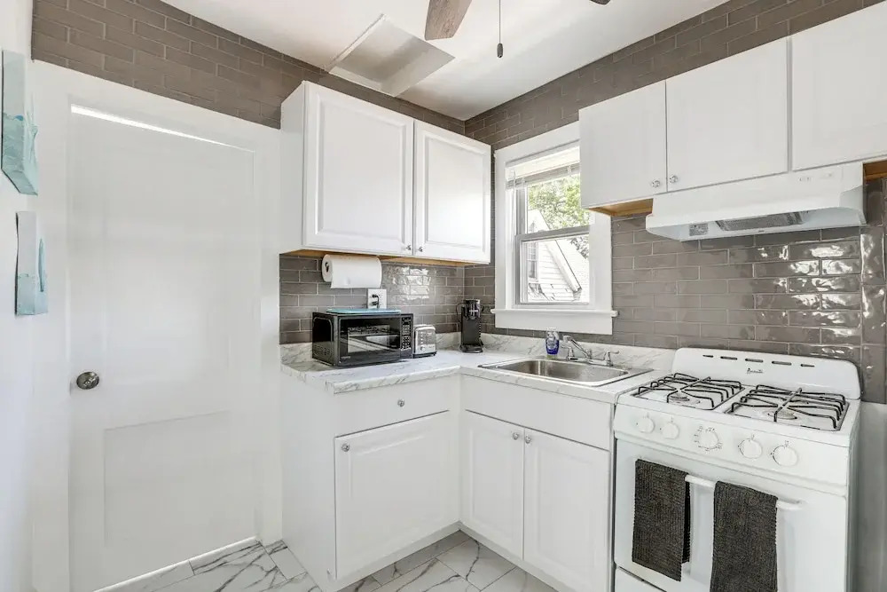 Stroll to Ocean Grove Boardwalk & Beach: Sleek Apt
