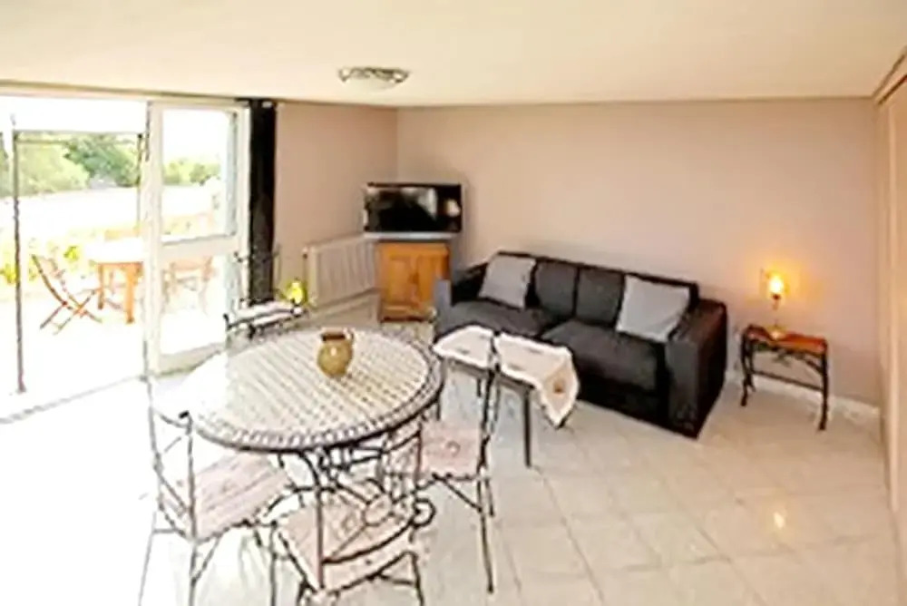 Apartment With one Bedroom in Antibes, With Shared Pool and Enclosed Garden - 1 km From the Beach