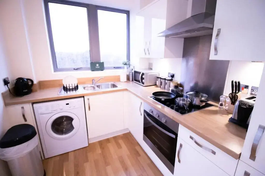 2 Bedroom 2 Bathroom Quality Serviced Accommodation Perfect for Contractors & Families, FREE Parking & WiFi with 1 Double, 2 Single Beds by Firoz Property Management