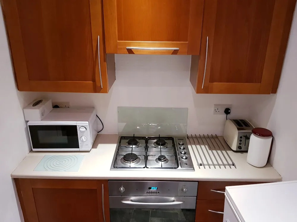 2 Bed Flat - Sleeps 4 - Parking - Wifi