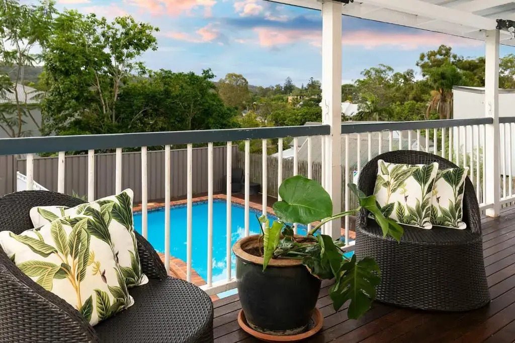 The Indooroopilly Queenslander - 4 Bedroom Family Home - Private Pool - Wifi - Netflix