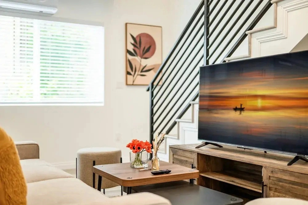 Modern Home Near Pasadena Garage Full Kitchen