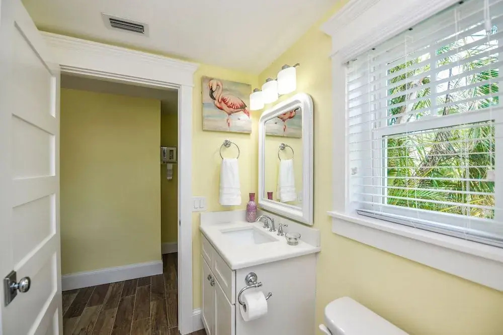 Sea Breeze - Pet Friendly, Located in Siesta Key Village, Steps to Siesta Key Beach