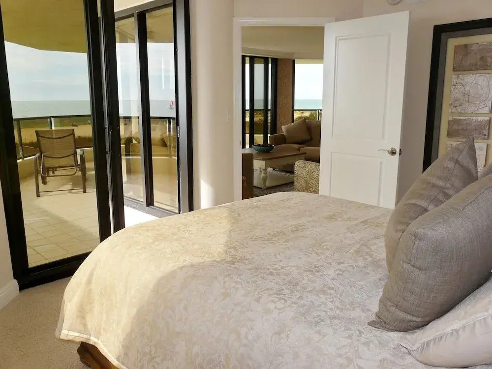 Stylish beachfront condo with spa/pool and ocean views