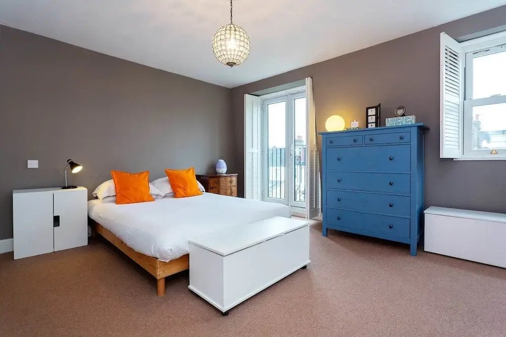 Terraced Home in Tranquil Wimbledon