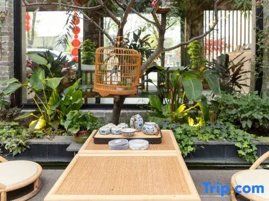 Taohua Island Jianghu Hot Spring Homestay Hotel (Xinzhou Ancient City Branch)