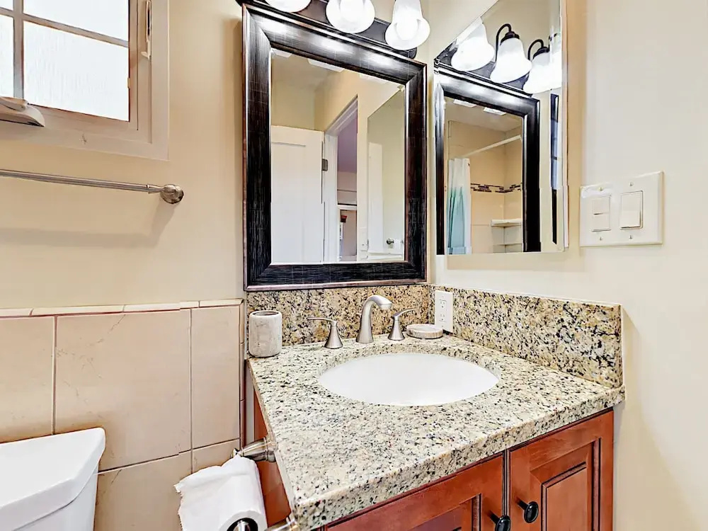 1731 Plum Street Duplex Unit B - 3 Br apts by RedAwning