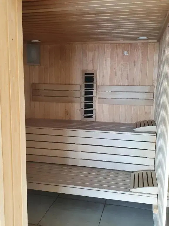 "Adela" 2BR apt - Pool & Spa Beach Resort
