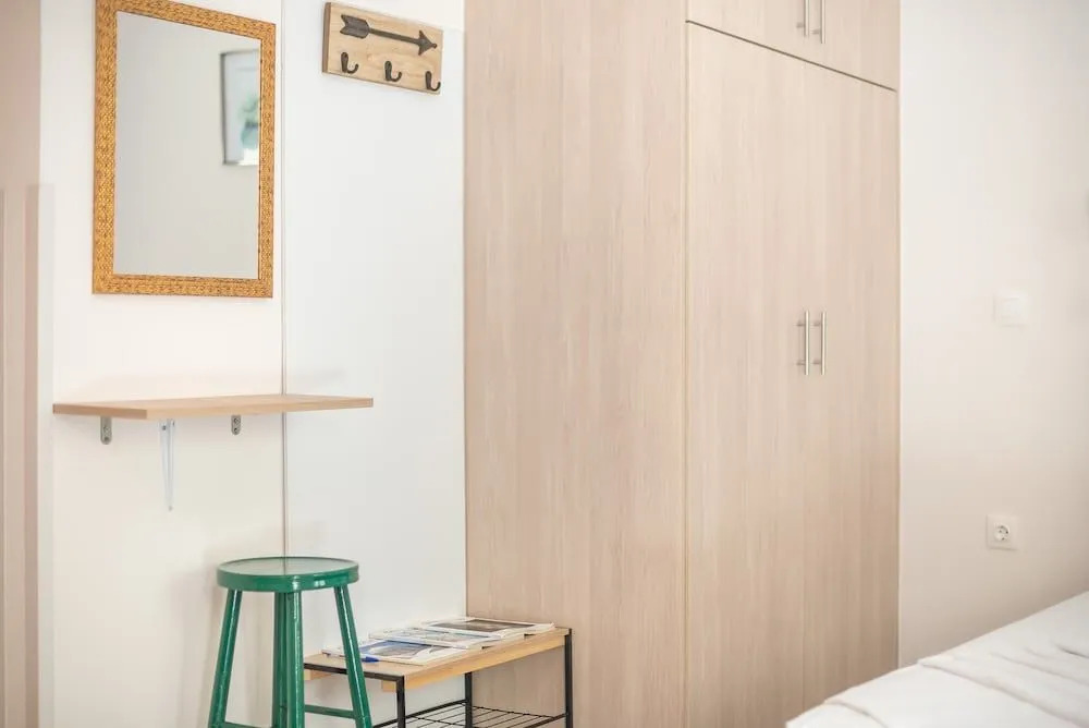 SHARING ROOM IN NEAR THISSIO METRO STATION BY ACROPOLIs