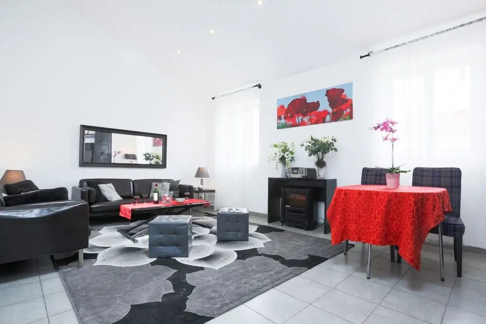 Spacious Apartment for 6, Ideally Located!